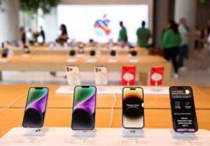 Apple Relinquishes Top Phonemaker Title to Samsung Amid Falling iPhone Shipments