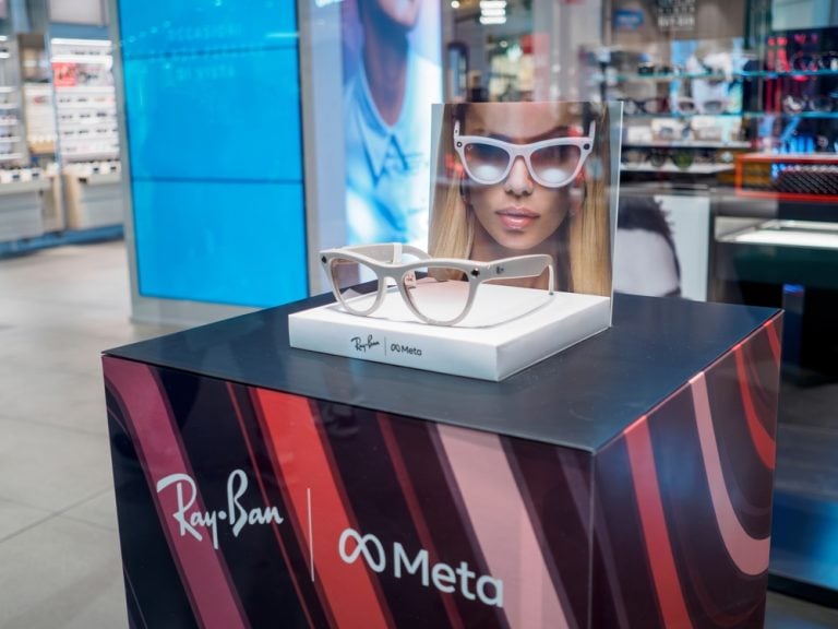 Meta’s Bold Move: Ray-Ban Glasses to Feature Displays by 2025