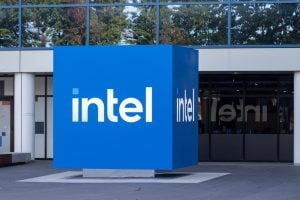 Intel’s CEO Exit Sparks Investor Unrest Amid Troubled Year